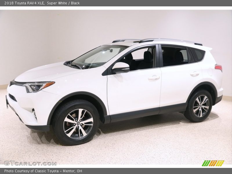 Super White / Black 2018 Toyota RAV4 XLE