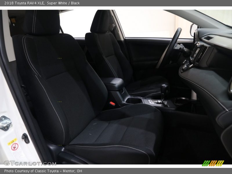 Super White / Black 2018 Toyota RAV4 XLE