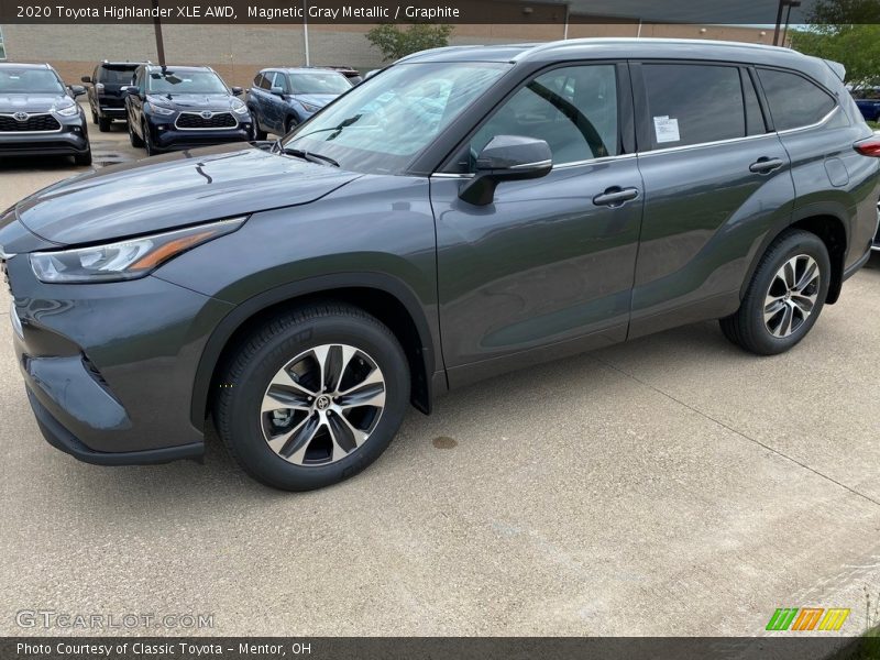 Magnetic Gray Metallic / Graphite 2020 Toyota Highlander XLE AWD