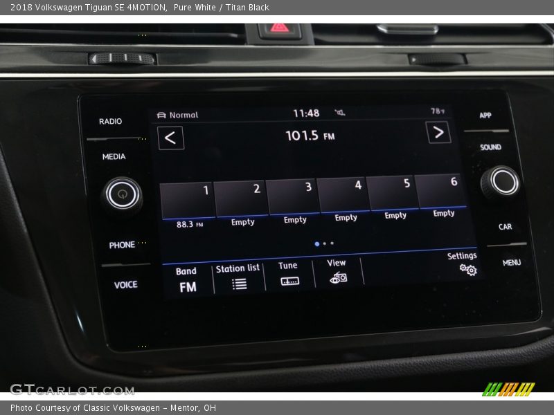 Pure White / Titan Black 2018 Volkswagen Tiguan SE 4MOTION