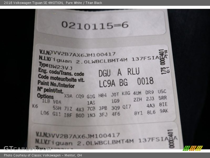 Pure White / Titan Black 2018 Volkswagen Tiguan SE 4MOTION