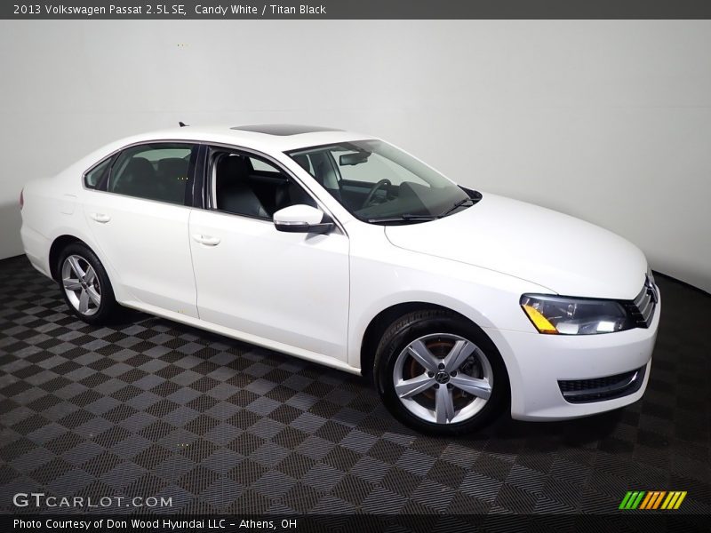 Candy White / Titan Black 2013 Volkswagen Passat 2.5L SE