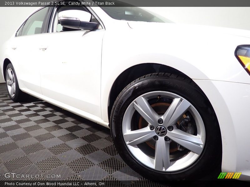 Candy White / Titan Black 2013 Volkswagen Passat 2.5L SE