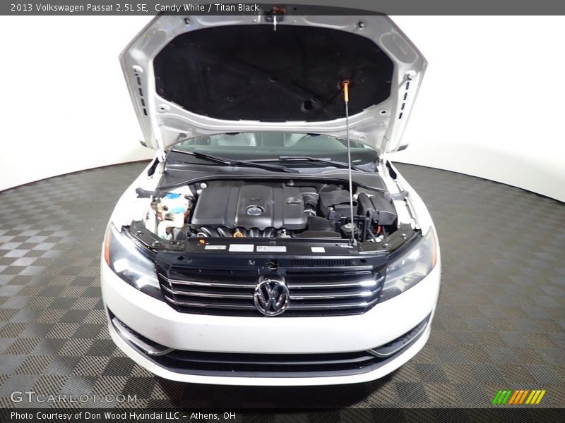Candy White / Titan Black 2013 Volkswagen Passat 2.5L SE