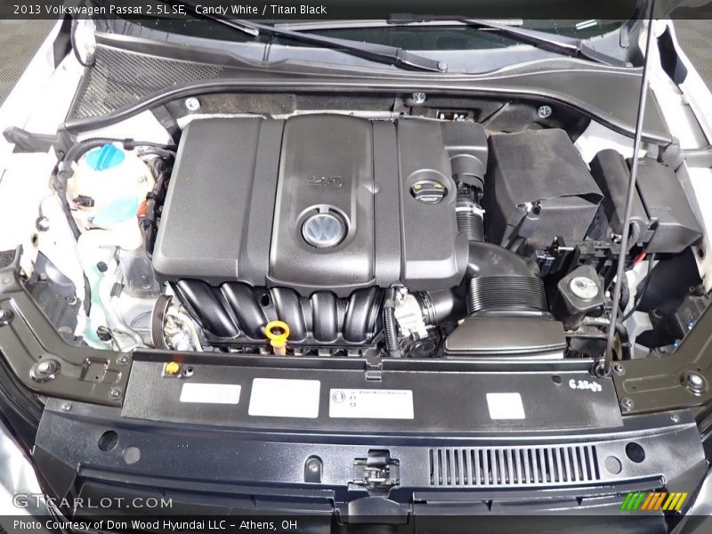 Candy White / Titan Black 2013 Volkswagen Passat 2.5L SE