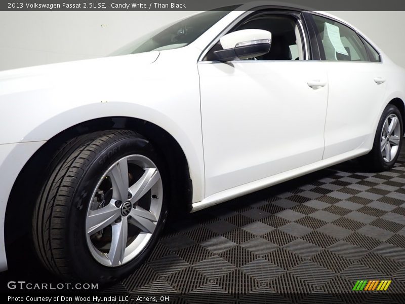 Candy White / Titan Black 2013 Volkswagen Passat 2.5L SE