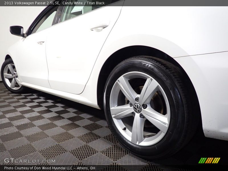 Candy White / Titan Black 2013 Volkswagen Passat 2.5L SE