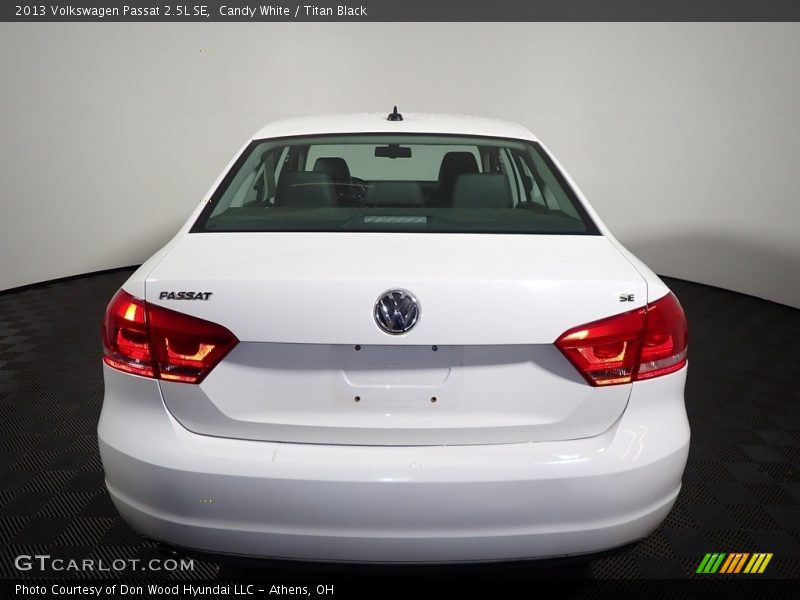 Candy White / Titan Black 2013 Volkswagen Passat 2.5L SE