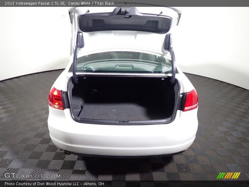 Candy White / Titan Black 2013 Volkswagen Passat 2.5L SE