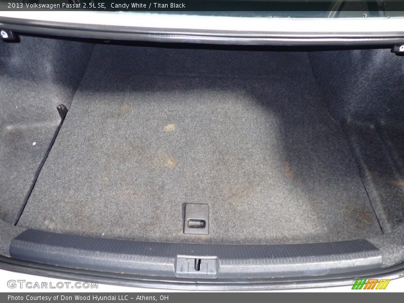 Candy White / Titan Black 2013 Volkswagen Passat 2.5L SE