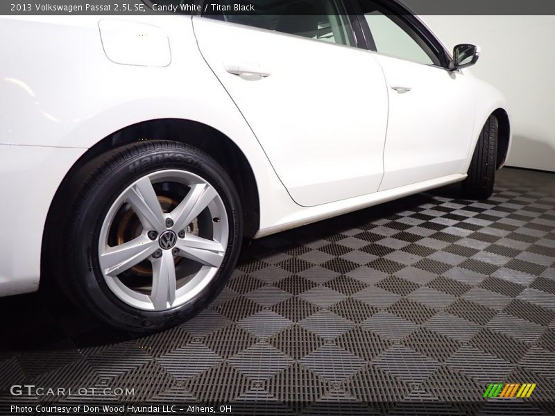 Candy White / Titan Black 2013 Volkswagen Passat 2.5L SE