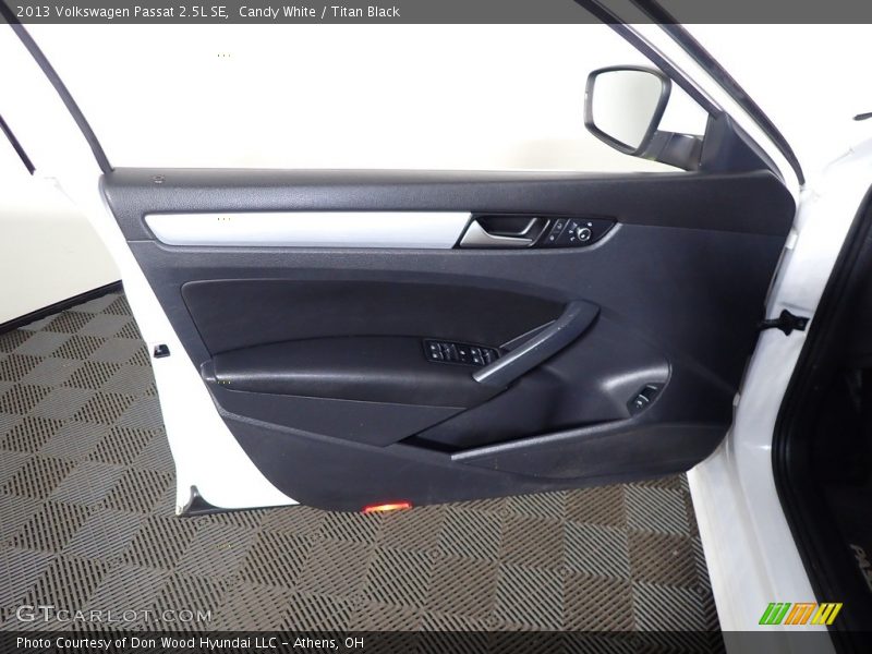 Candy White / Titan Black 2013 Volkswagen Passat 2.5L SE