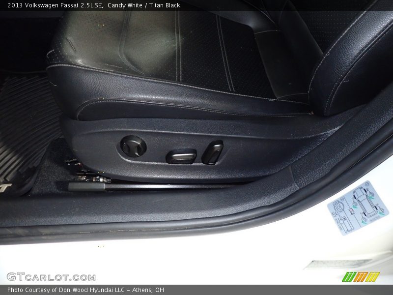 Candy White / Titan Black 2013 Volkswagen Passat 2.5L SE