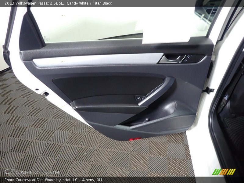 Candy White / Titan Black 2013 Volkswagen Passat 2.5L SE