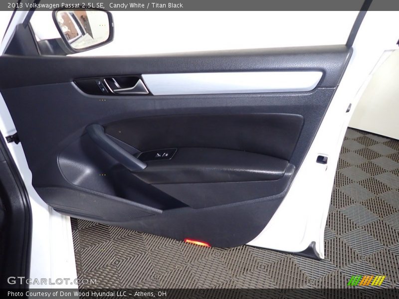 Candy White / Titan Black 2013 Volkswagen Passat 2.5L SE