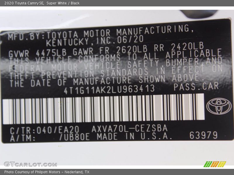 Super White / Black 2020 Toyota Camry SE