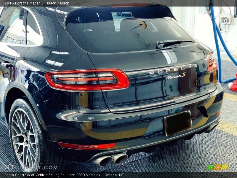 Black / Black 2016 Porsche Macan S