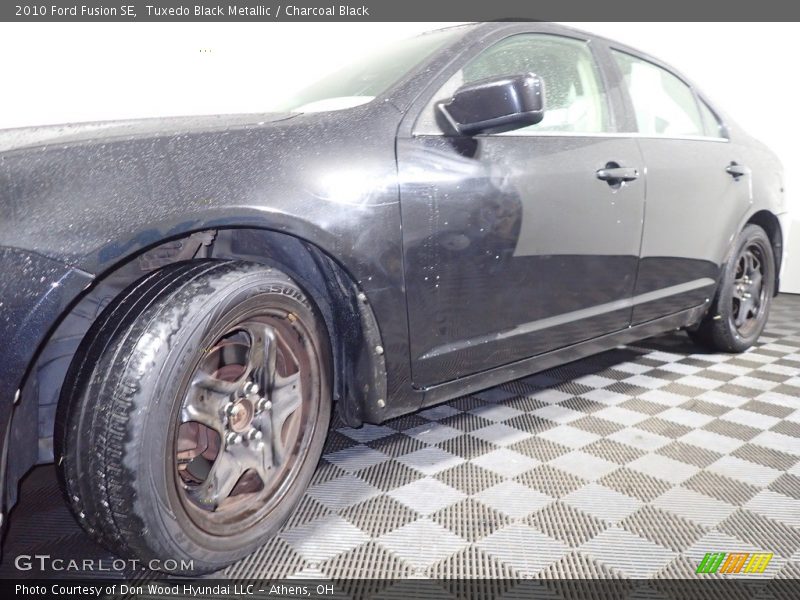 Tuxedo Black Metallic / Charcoal Black 2010 Ford Fusion SE