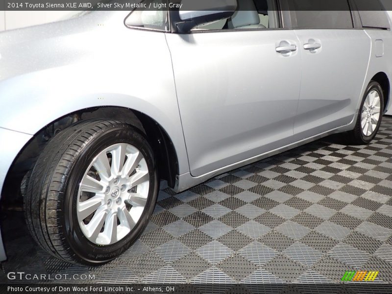 Silver Sky Metallic / Light Gray 2014 Toyota Sienna XLE AWD