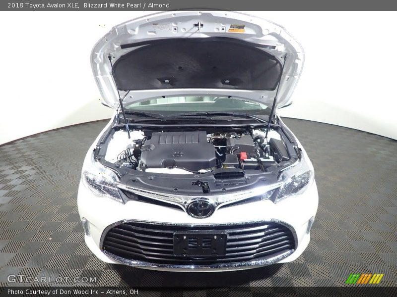 Blizzard White Pearl / Almond 2018 Toyota Avalon XLE