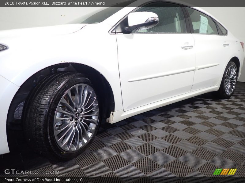 Blizzard White Pearl / Almond 2018 Toyota Avalon XLE