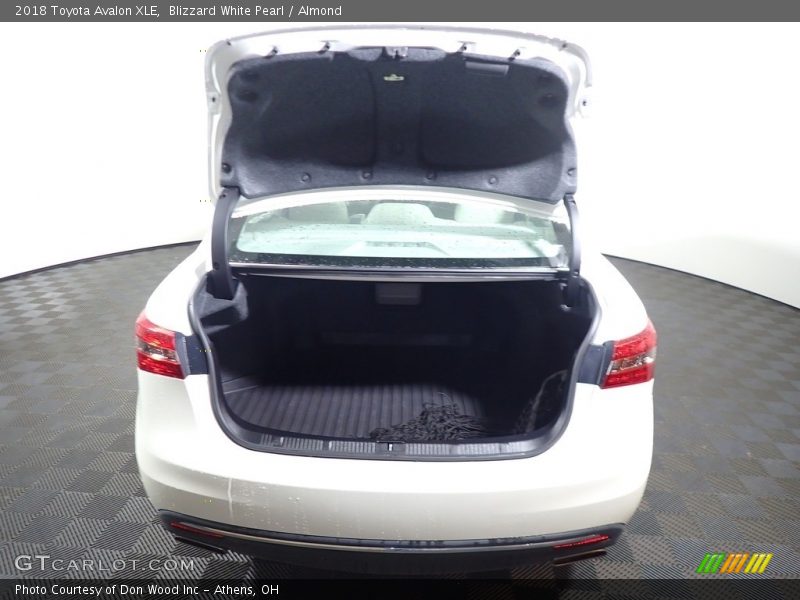 Blizzard White Pearl / Almond 2018 Toyota Avalon XLE