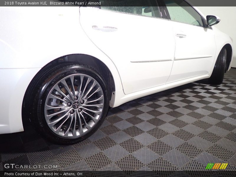 Blizzard White Pearl / Almond 2018 Toyota Avalon XLE