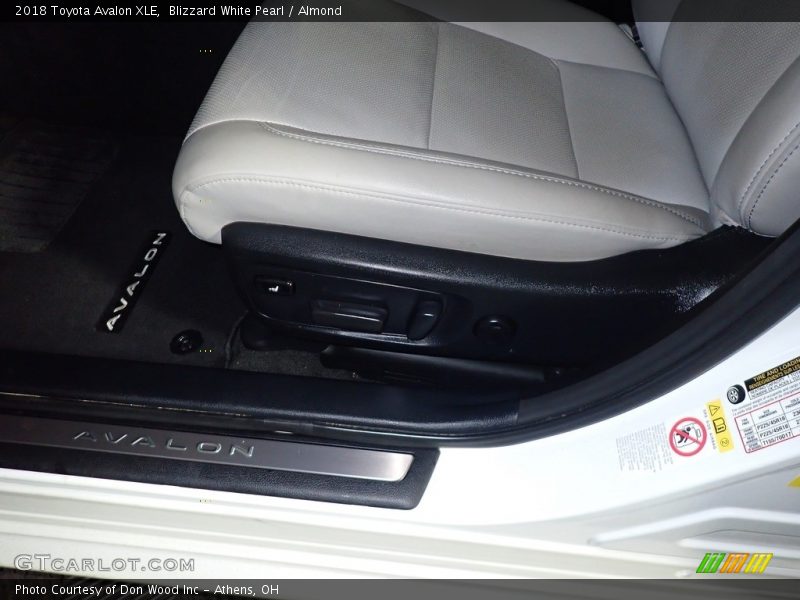 Blizzard White Pearl / Almond 2018 Toyota Avalon XLE