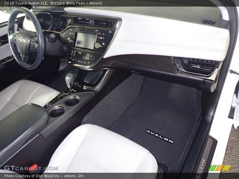 Blizzard White Pearl / Almond 2018 Toyota Avalon XLE