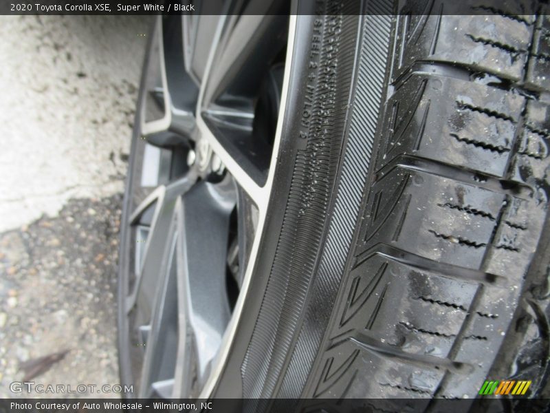 Super White / Black 2020 Toyota Corolla XSE