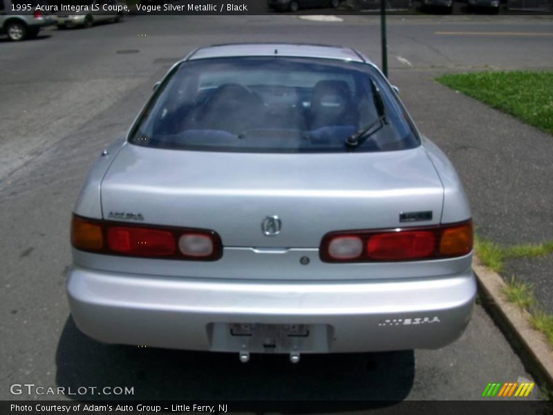 Vogue Silver Metallic / Black 1995 Acura Integra LS Coupe