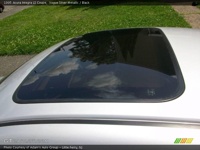 Vogue Silver Metallic / Black 1995 Acura Integra LS Coupe