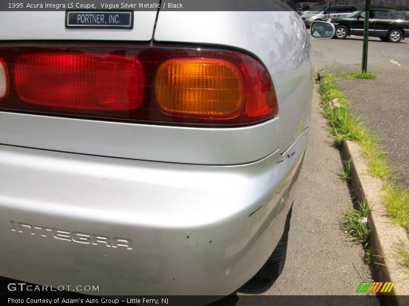 Vogue Silver Metallic / Black 1995 Acura Integra LS Coupe