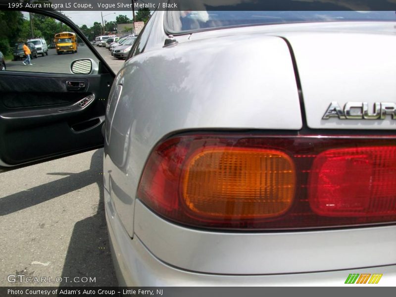 Vogue Silver Metallic / Black 1995 Acura Integra LS Coupe