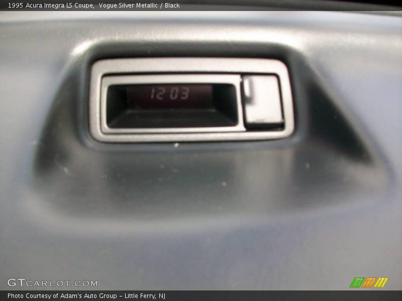 Vogue Silver Metallic / Black 1995 Acura Integra LS Coupe