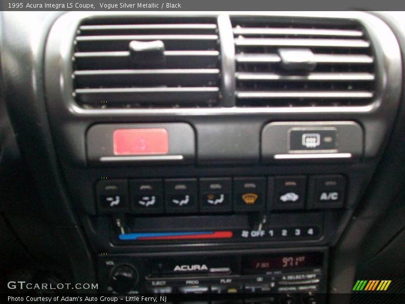 Vogue Silver Metallic / Black 1995 Acura Integra LS Coupe