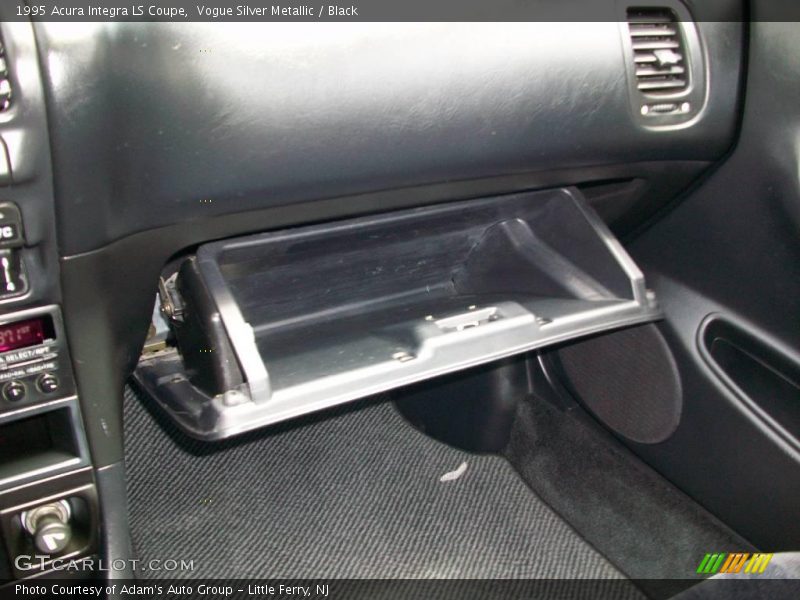 Vogue Silver Metallic / Black 1995 Acura Integra LS Coupe