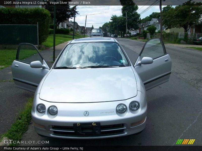 Vogue Silver Metallic / Black 1995 Acura Integra LS Coupe