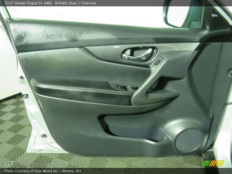 Brilliant Silver / Charcoal 2017 Nissan Rogue SV AWD