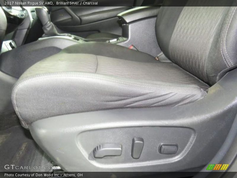 Brilliant Silver / Charcoal 2017 Nissan Rogue SV AWD