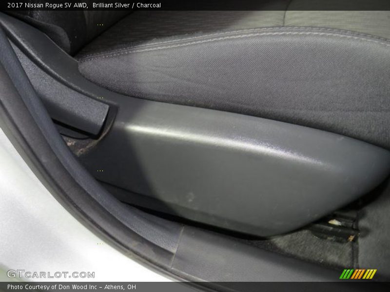 Brilliant Silver / Charcoal 2017 Nissan Rogue SV AWD