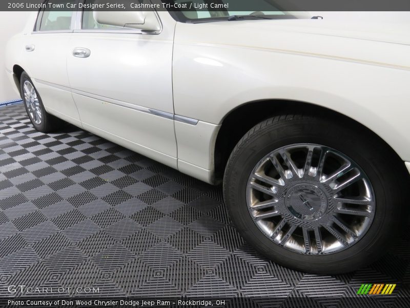 Cashmere Tri-Coat / Light Camel 2006 Lincoln Town Car Designer Series