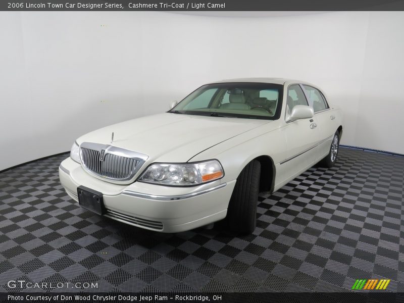 Cashmere Tri-Coat / Light Camel 2006 Lincoln Town Car Designer Series