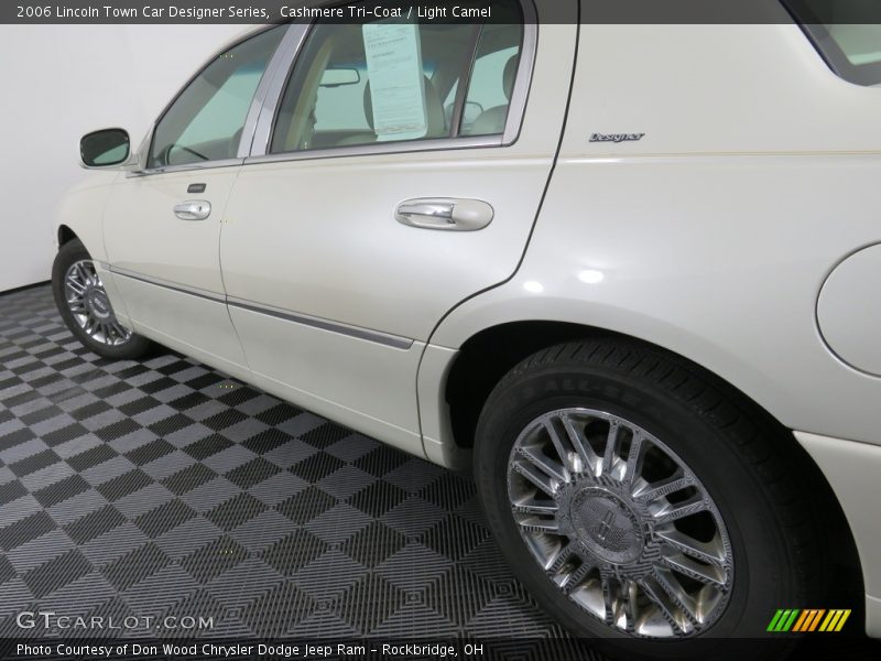 Cashmere Tri-Coat / Light Camel 2006 Lincoln Town Car Designer Series