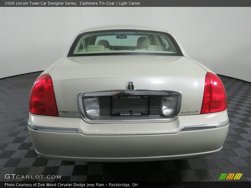 Cashmere Tri-Coat / Light Camel 2006 Lincoln Town Car Designer Series