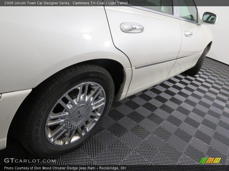 Cashmere Tri-Coat / Light Camel 2006 Lincoln Town Car Designer Series
