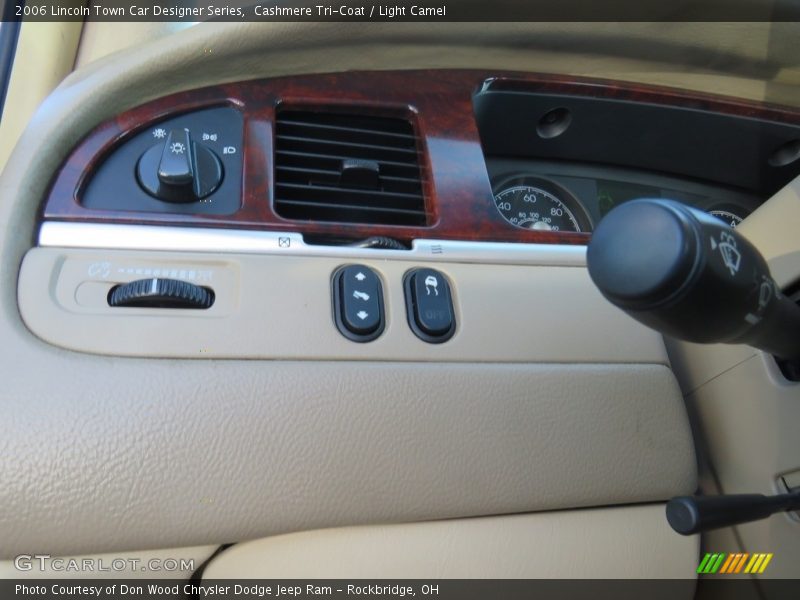 Cashmere Tri-Coat / Light Camel 2006 Lincoln Town Car Designer Series