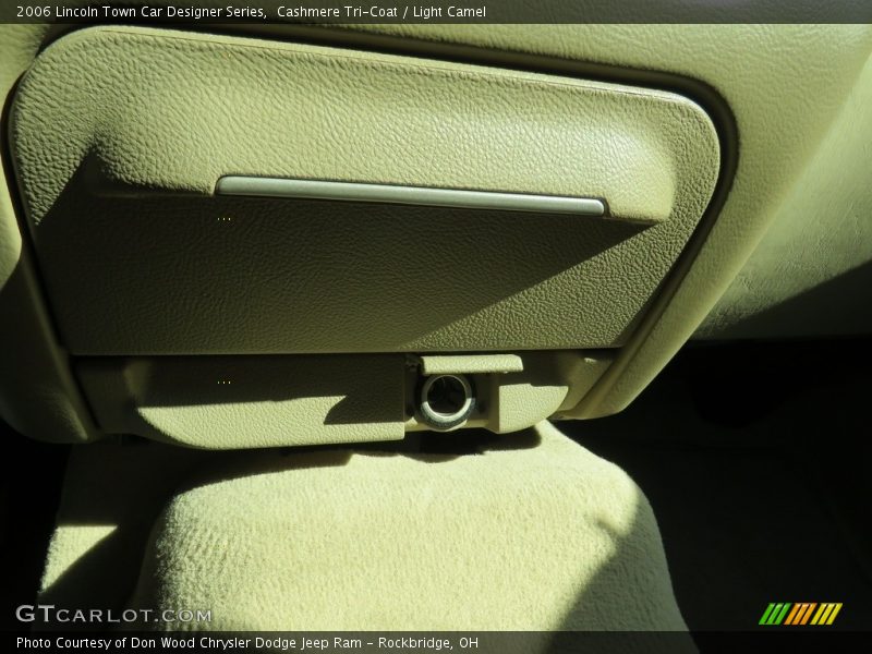 Cashmere Tri-Coat / Light Camel 2006 Lincoln Town Car Designer Series