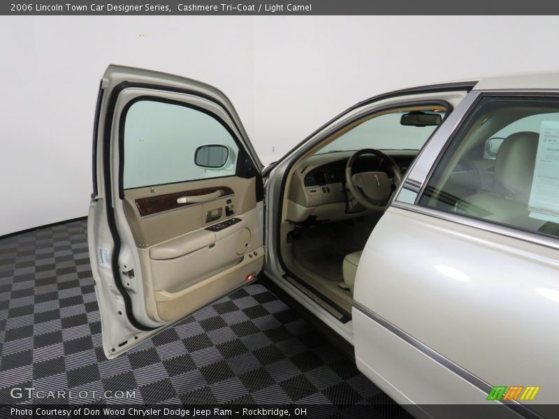 Cashmere Tri-Coat / Light Camel 2006 Lincoln Town Car Designer Series