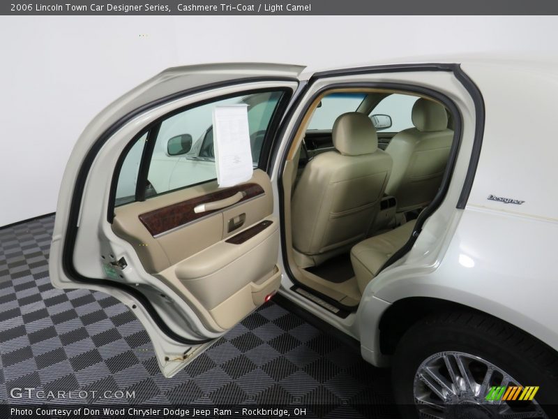 Cashmere Tri-Coat / Light Camel 2006 Lincoln Town Car Designer Series